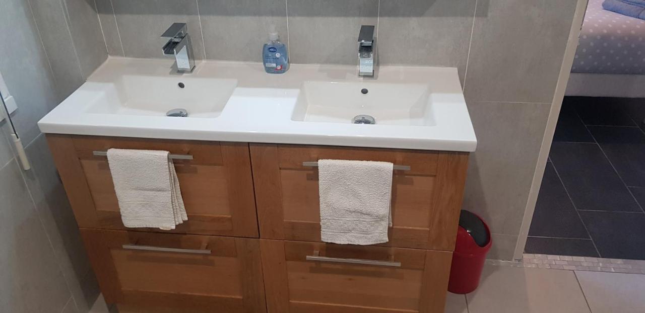 Grande chambre avec salle de bain privée Le Mans Exterior foto